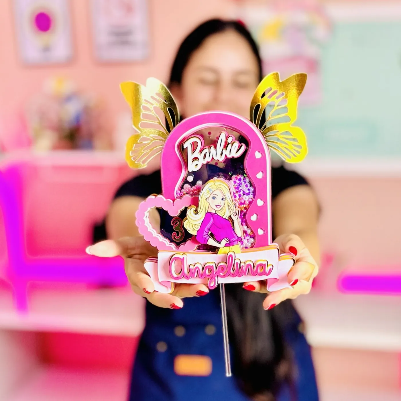 Thais segurando um topo shaker da Barbie